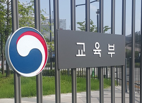최교진 딸 책 홍보 논란