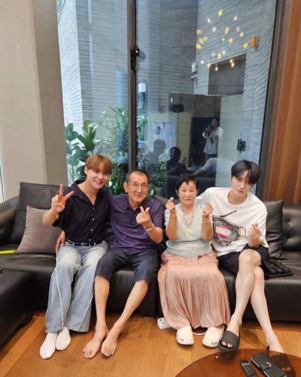 김재중 입양 친엄마 누나 8명