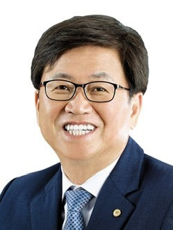 최교진 딸 책 홍보 논란