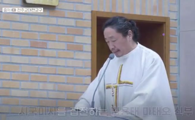 김용태 신부는 사회적 약자와 불평등 문제에 지속적으로 관심을 가지고 목소리를 내왔습니다. 특히 사회복음화국과 정의평화위원회에서 활동하며 교회의 사회적 책임을 강조해왔습니다.