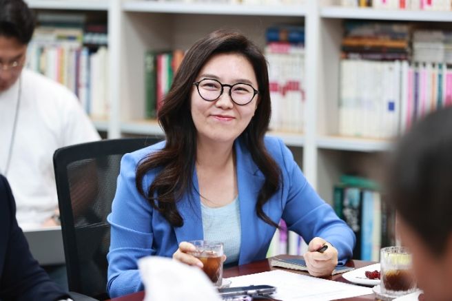 강유정 국회의원 프로필