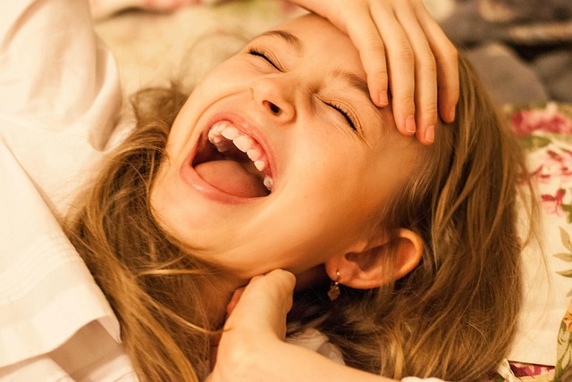 11 façons de faire rire un enfant et leurs bienfaits