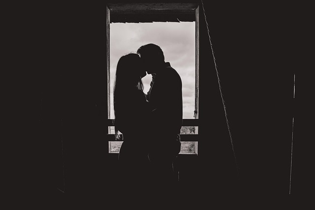 10 comportamientos de un hombre cuando le gusta una mujer