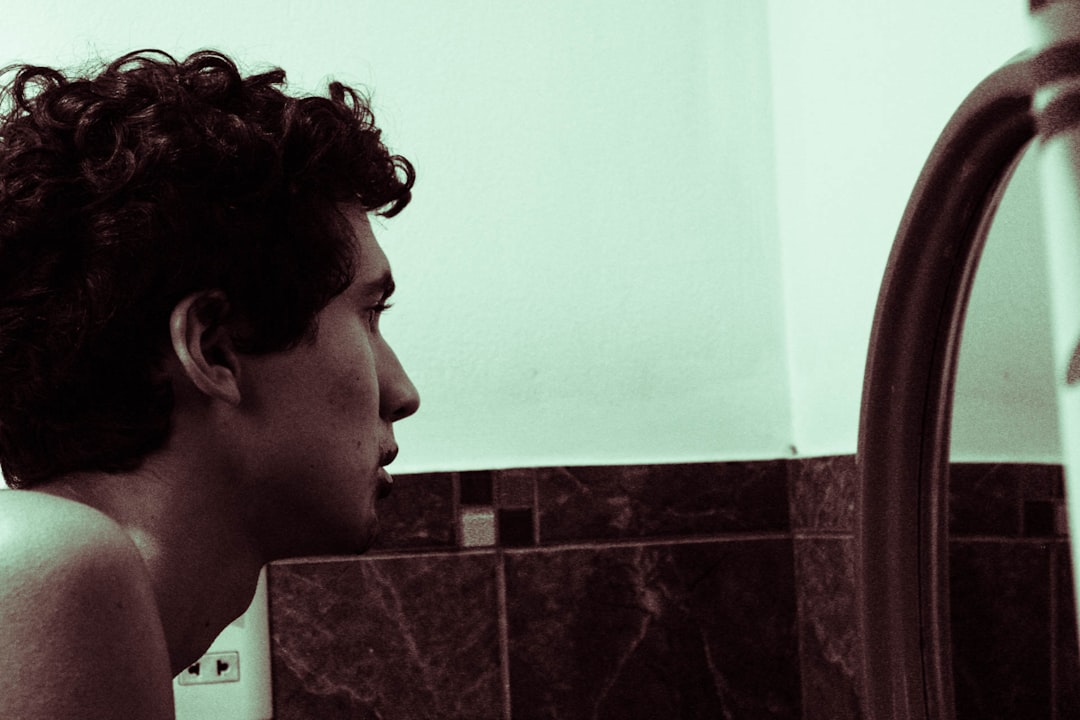 Causas y consejos para el olor en la habitación de hombres veinteañeros